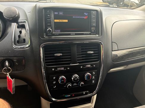 Used 2019 Dodge Grand Caravan SE FWD image 36