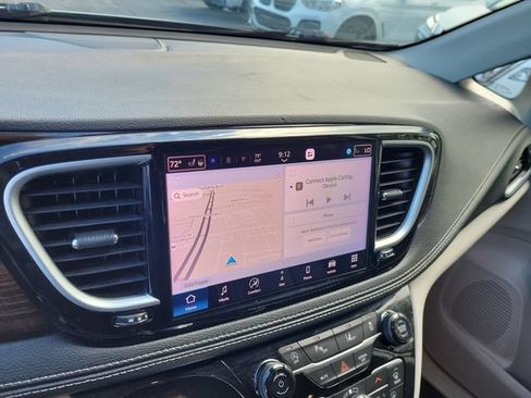 Used 2023 Chrysler Pacifica Limited FWD image 29