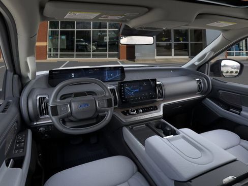 New 2026 Ford Expedition Platinum image 9