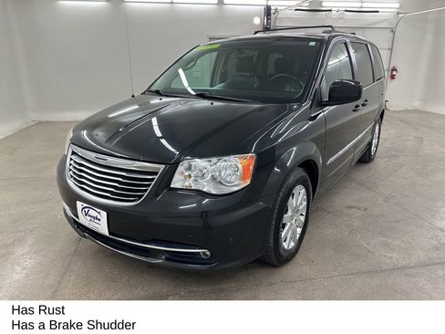 Used 2016 Chrysler Town & Country Touring image 6