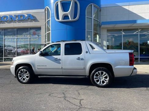 Used 2013 Chevrolet Avalanche LT w/ All-Star Edition AWD/4WD image 2