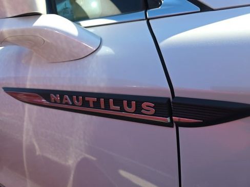 Used 2019 Lincoln Nautilus Select image 11
