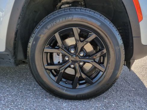 Used 2025 Jeep Grand Cherokee Altitude AWD/4WD image 11