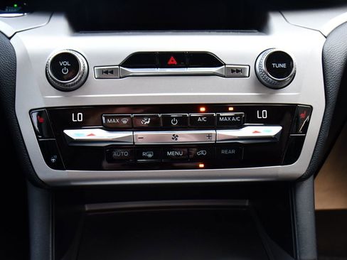 Used 2021 Ford Explorer XLT w/ Equipment Group 202A AWD/4WD image 31