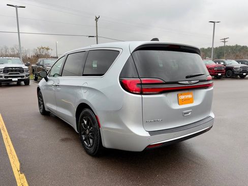Used 2024 Chrysler Pacifica Touring-L FWD image 3