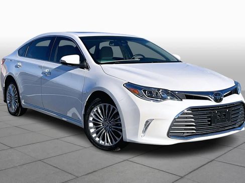 Used 2018 Toyota Avalon Limited image 2