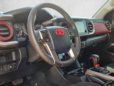 Used 2018 Toyota Tacoma SR5 RWD image 10