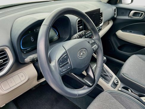 Used 2024 Hyundai Venue Limited FWD image 11