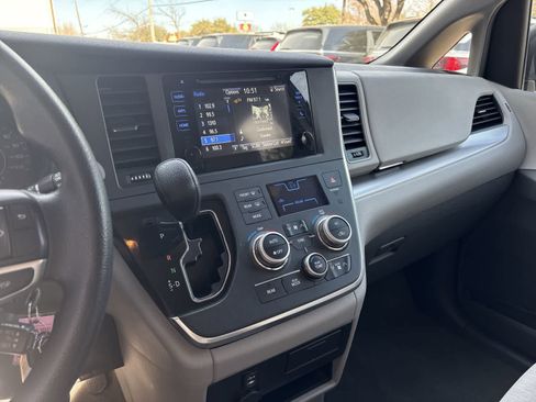 Used 2015 Toyota Sienna LE image 15