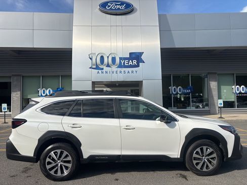 Used 2024 Subaru Outback Premium AWD/4WD image 2