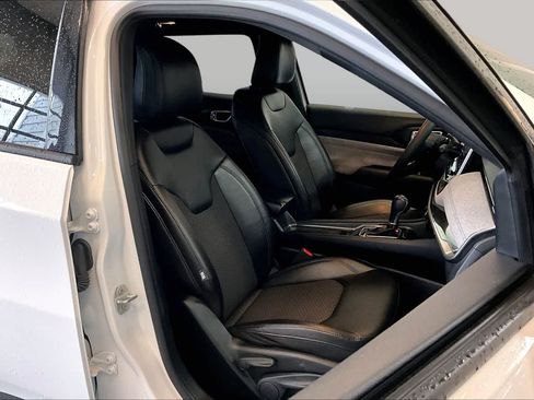 Used 2024 Jeep Compass Latitude AWD/4WD image 8