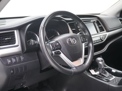 Used 2017 Toyota Highlander XLE AWD/4WD image 10