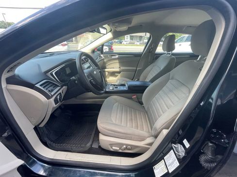 Used 2020 Ford Fusion SE image 18