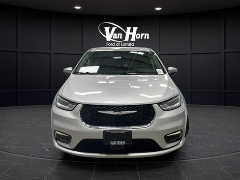 Used 2023 Chrysler Pacifica Touring-L FWD image 2