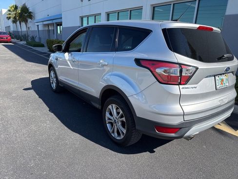 Used 2017 Ford Escape SE image 3