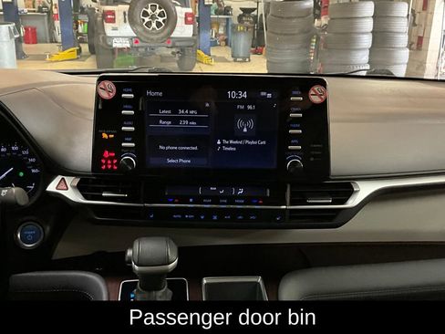 Used 2024 Toyota Sienna XLE image 9