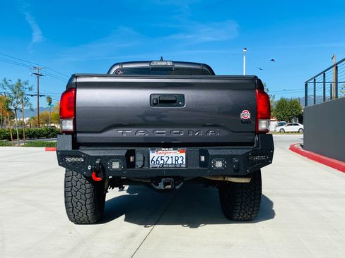 Used 2017 Toyota Tacoma TRD Sport w/ Premium & Technology Package image 10