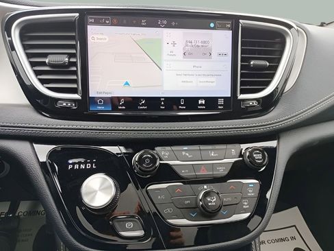 Used 2024 Chrysler Pacifica Premium image 10