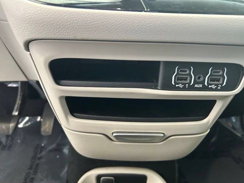 Used 2024 Chrysler Pacifica Touring-L FWD image 47