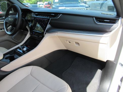 Certified 2025 Jeep Grand Cherokee Limited w/ Luxury Tech Group II AWD/4WD image 11