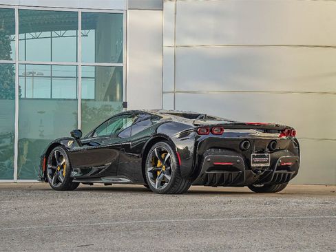 Used 2023 Ferrari SF90 Spider image 15