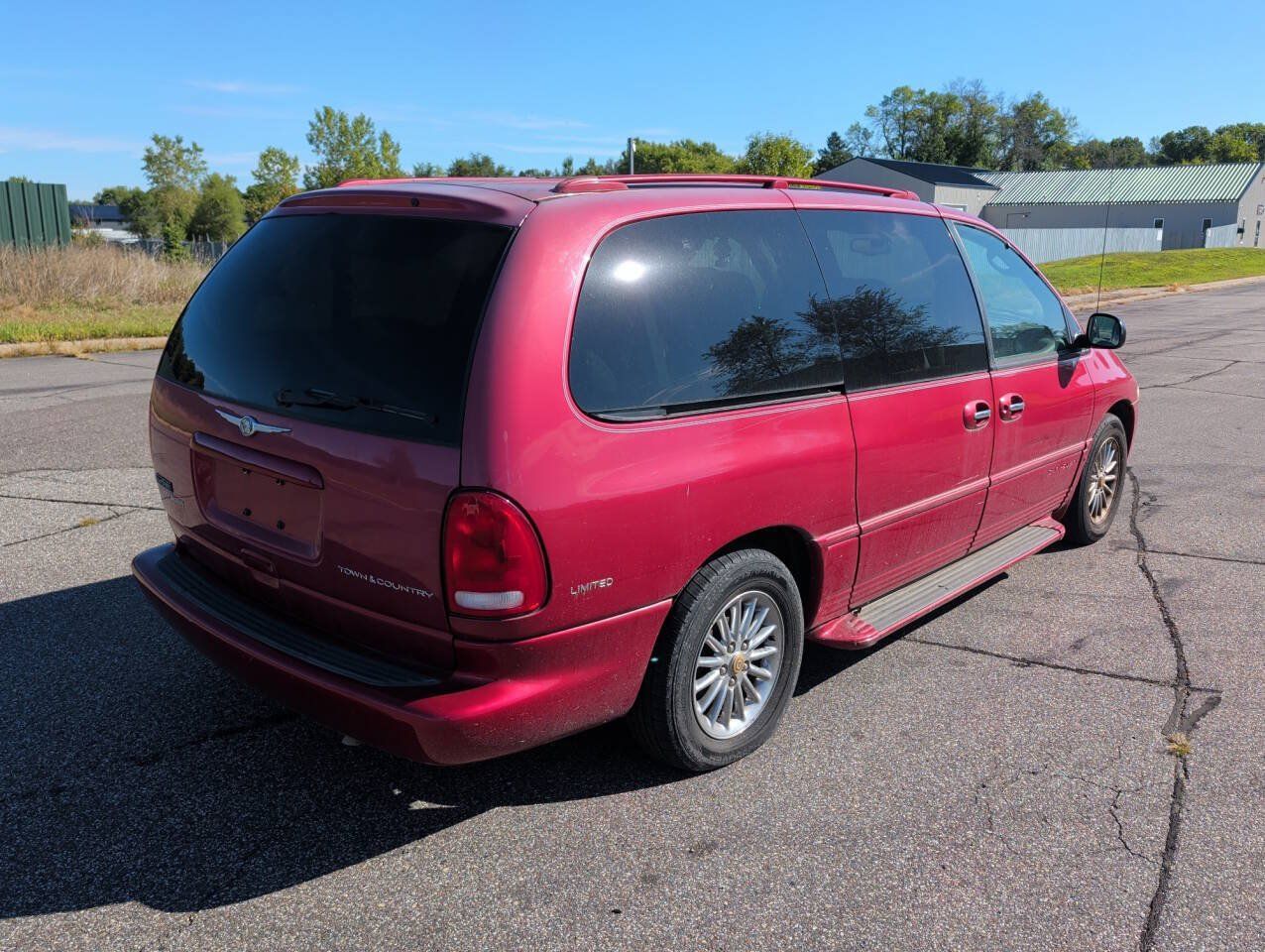 Used 1999 Chrysler Town & Country Limited FWD image 5