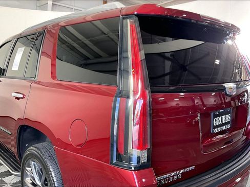 Used 2019 Cadillac Escalade Luxury w/ Escalade Sport Edition AWD/4WD image 41