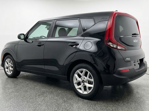Used 2025 Kia Soul LX w/ LX Technology Package FWD image 6