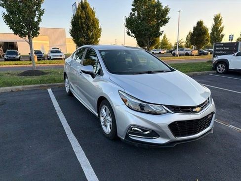 Used 2018 Chevrolet Cruze LT w/ Sun And Sound Package FWD image 8