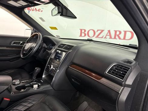 Used 2018 Ford Explorer Platinum AWD/4WD image 17