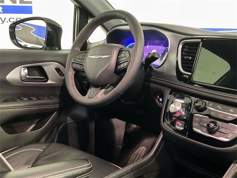 Used 2025 Chrysler Pacifica Limited image 14