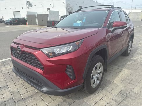 Used 2021 Toyota RAV4 LE image 1