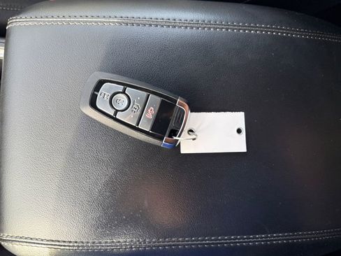 Used 2023 Ford Explorer XLT AWD/4WD image 30