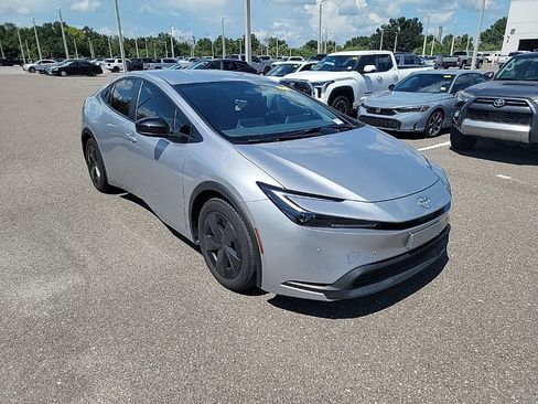 Used 2025 Toyota Prius LE FWD image 2