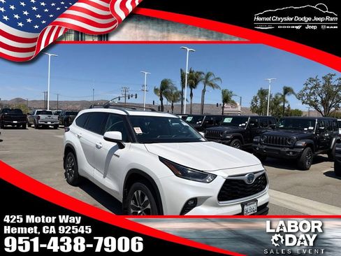 Used 2021 Toyota Highlander XLE AWD/4WD image 1