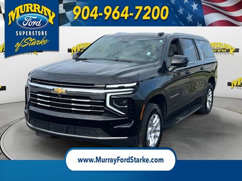 Used 2025 Chevrolet Suburban LT RWD image 1