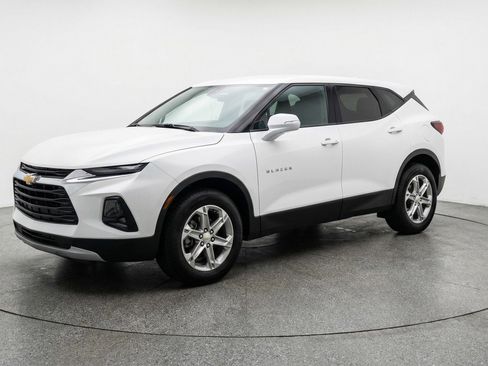 Used 2025 Chevrolet Blazer LT FWD image 3