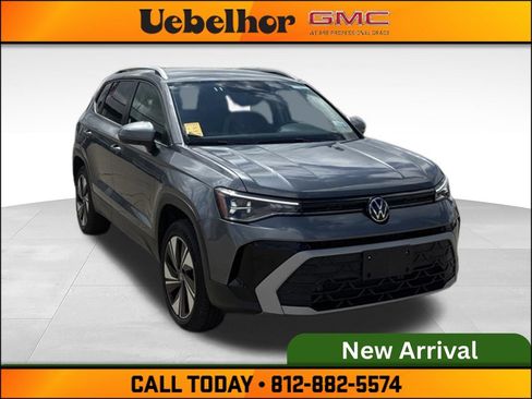 Used 2025 Volkswagen Taos SE AWD/4WD image 3