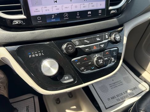 Used 2023 Chrysler Pacifica Touring-L FWD image 36