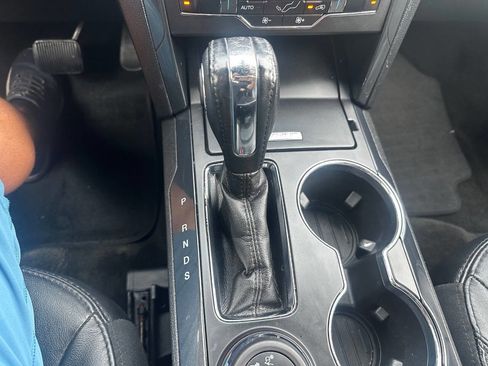Used 2018 Ford Explorer XLT w/ Equipment Group 202A AWD/4WD image 18