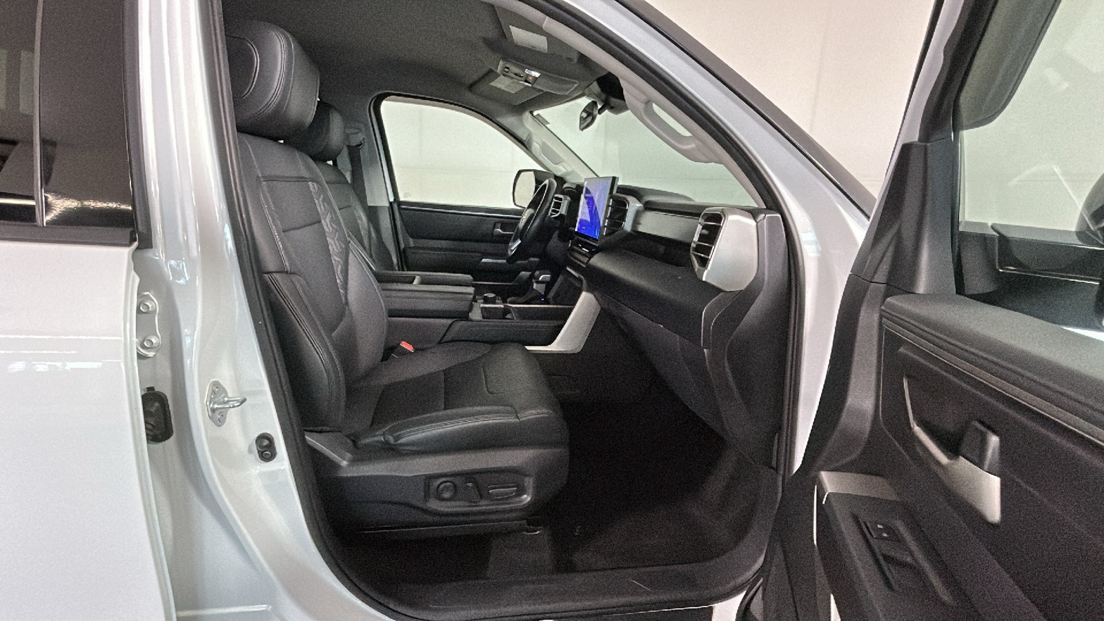Used 2022 Toyota Tundra SR5 w/ SR5 Premium Package AWD/4WD image 37
