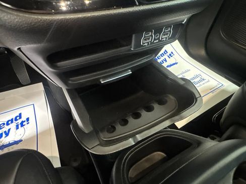 Used 2025 Chrysler Pacifica Select FWD image 20