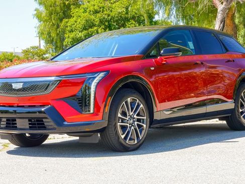 Used 2025 Cadillac Optiq Sport 1 image 3