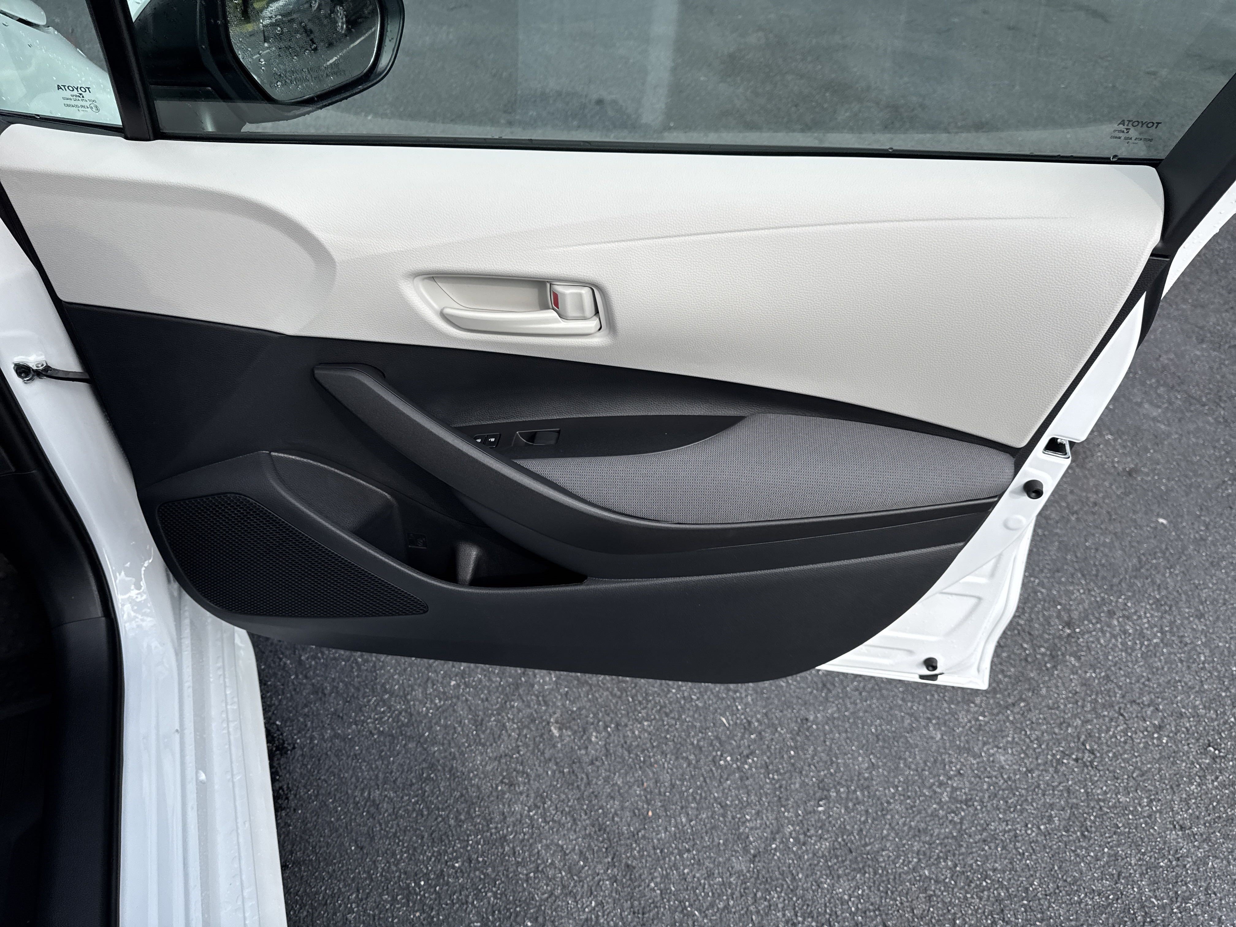 Used 2025 Toyota Corolla LE FWD image 34