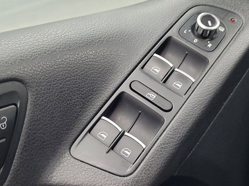 Used 2014 Volkswagen Tiguan SE image 27