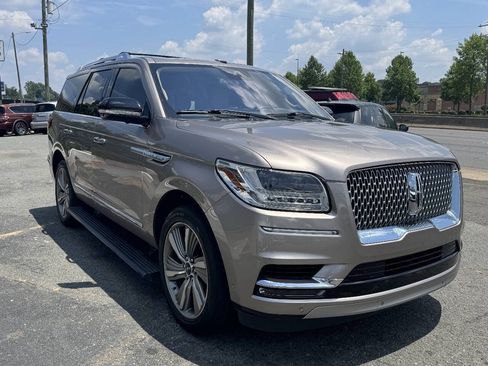 Used 2018 Lincoln Navigator Select w/ Technology Package RWD image 3