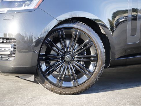 New 2026 Land Rover Range Rover Long Wheelbase SE image 2