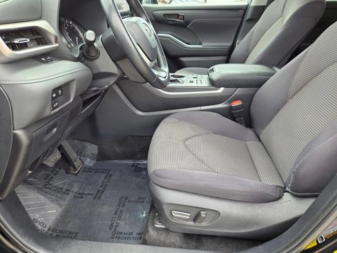 Used 2024 Toyota Highlander LE AWD/4WD image 16