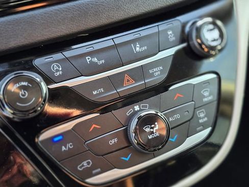 Used 2023 Chrysler Pacifica Touring-L image 35