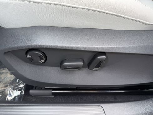 New 2026 Volkswagen Taos SE FWD image 13